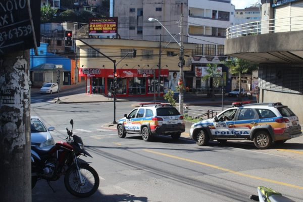 cameras-flagram-homem-furtando-caixa-de-cerveja-em-supermercado