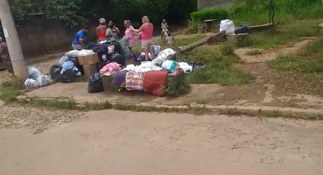 Populares afirmam que Prefeitura de Monlevade largou doações em praça; Executivo nega