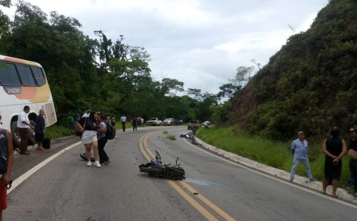 Acidente entre moto e ônibus deixa uma vítima fatal na MGC 120