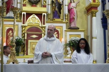 Fiéis homenageiam padre Flávio Assis, que deixará Itabira neste mês