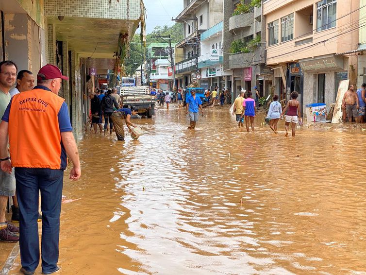 Sobe para seis o número de mortos devido a chuvas no Espírito Santo