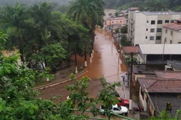 Madrugada de aflição: São Gonçalo sofre com chuvas e tem partes inundadas por rio