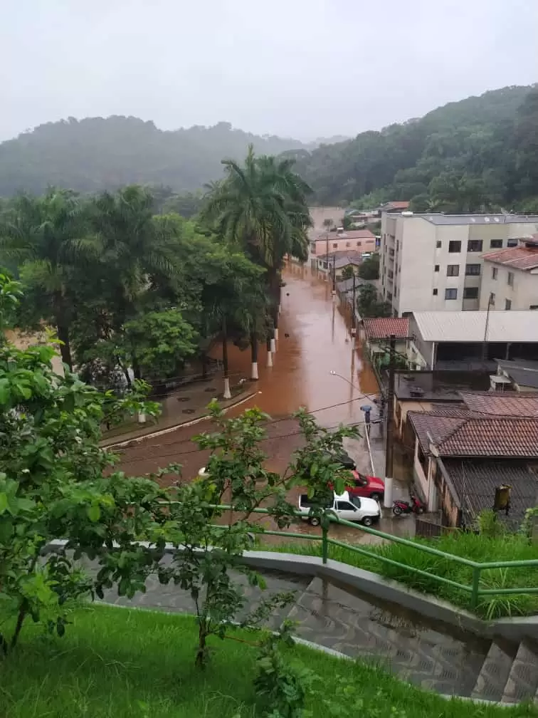 Madrugada de aflição: São Gonçalo sofre com chuvas e tem partes inundadas por rio