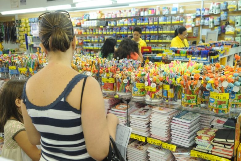 Preço de material escolar deve subir 8%; compra coletiva é saída para economizar