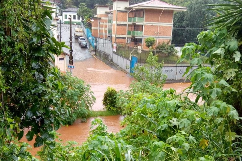 Rio São João transborda em Barão de Cocais e 49 pessoas abandonam suas casas