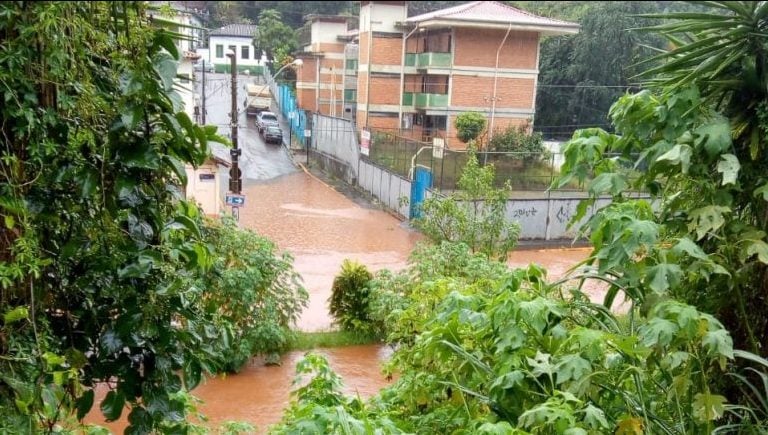 Rio São João transborda em Barão de Cocais e 49 pessoas abandonam suas casas