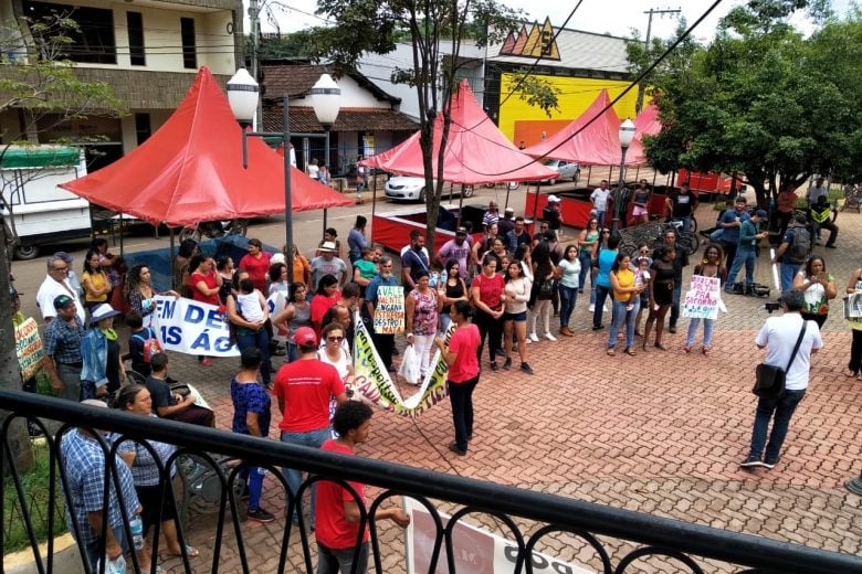 Emoção e revolta marcam manifestações em Barão por um ano do risco de rompimento de barragem