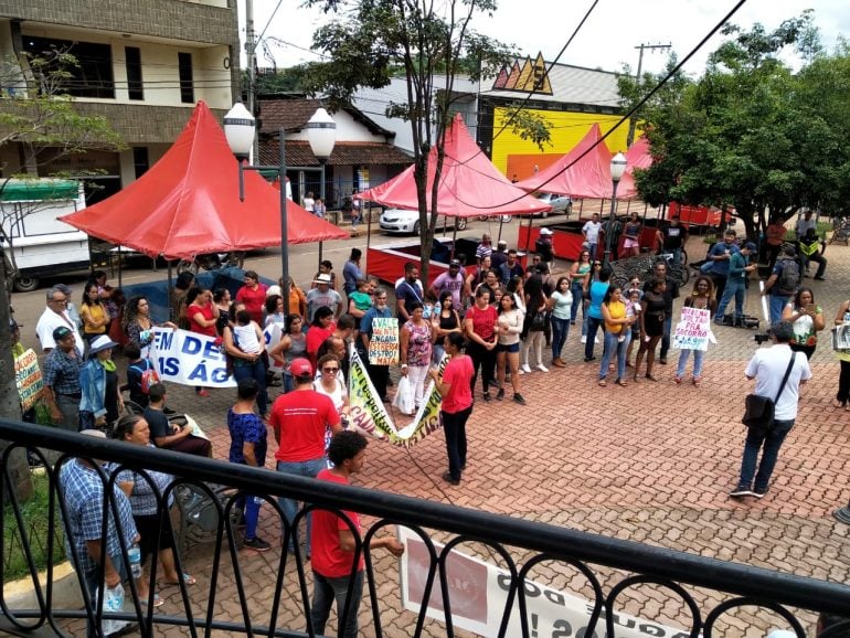 Emoção e revolta marcam manifestações em Barão por um ano do risco de rompimento de barragem