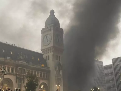 Incêndio atinge estação de trens histórica de Paris Incêndio atinge estação de trens histórica de Paris