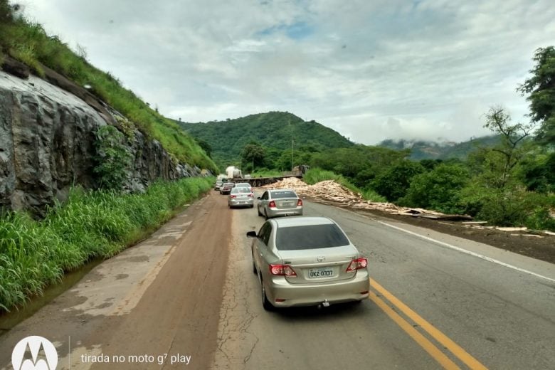 Carreta atravessa pista e deixa trânsito lento em trecho da BR-381 neste domingo