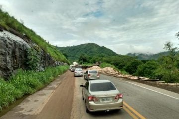 Carreta atravessa pista e deixa trânsito lento em trecho da BR-381 neste domingo