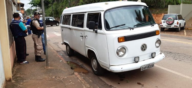 Kombi é apreendida por transporte irregular de escolares
