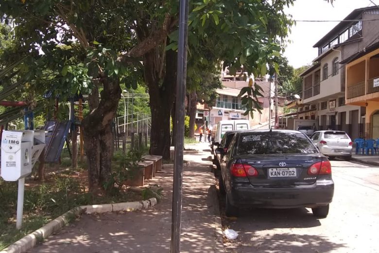 Estacionamento proibido na praça Geraldo Julião, no bairro Machado