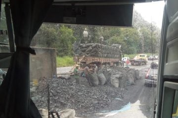 Tombamento de caminhão com carvão dificulta trânsito na BR-381