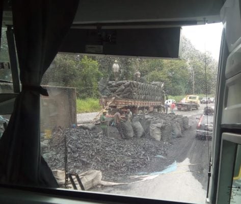 tombamento-de-caminhao-com-carvao-dificulta-transito-na-br-381