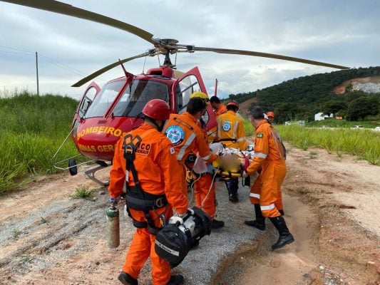 Acidente grave na BR-381 interdita trânsito e deixa três pessoas feridas