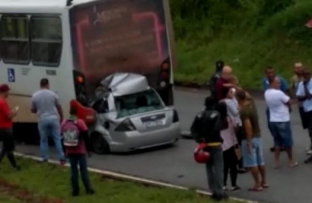 Carro fica destruído ao bater na traseira de ônibus na BR-040; veja vídeo