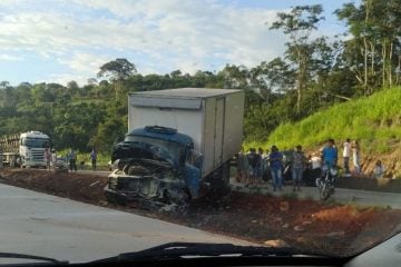 Acidente entre três veículos deixa trânsito lento na BR-381 nesta sexta-feira