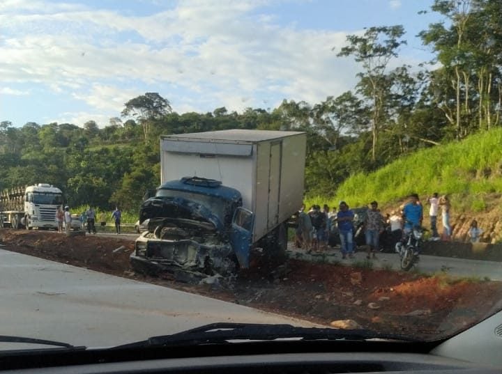 Acidente entre três veículos deixa trânsito lento na BR-381 nesta sexta-feira