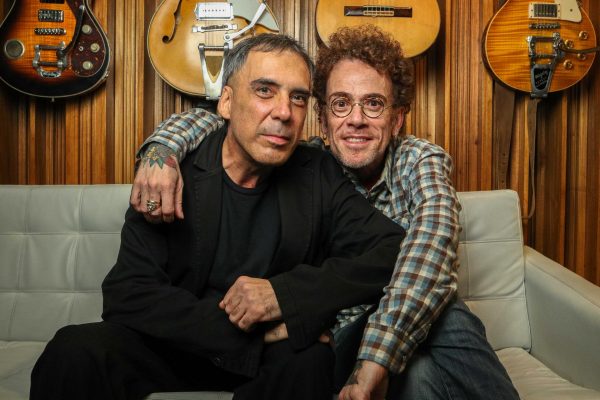 arnaldo-antunes-nando-reis-e-titas-se-manifestam-contra-olavo-por-uso-de-musica