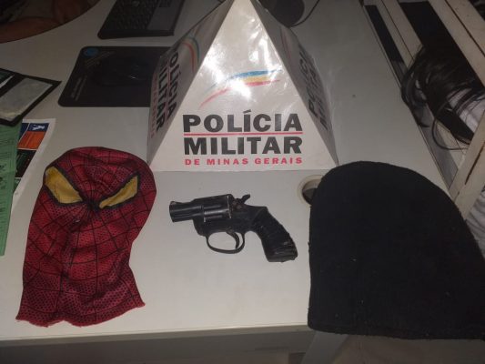 assaltante-com-mascara-do-homem-aranha-rouba-caminhonete-e-perseguido-pela-pm-e-abandona-veiculo