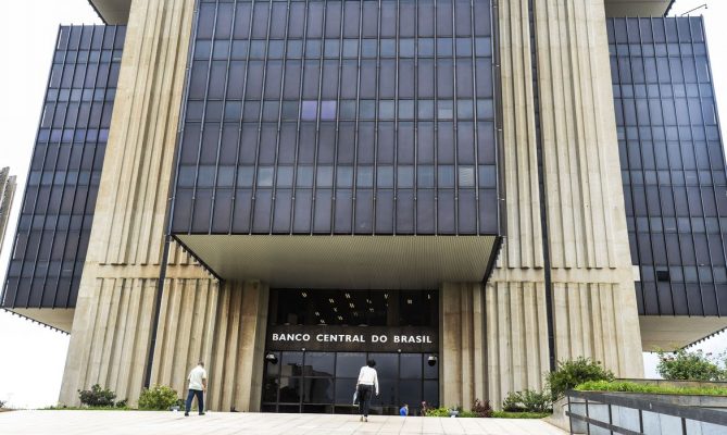 bancos-passam-a-cobrar-dolar-do-dia-da-compra-com-cartao