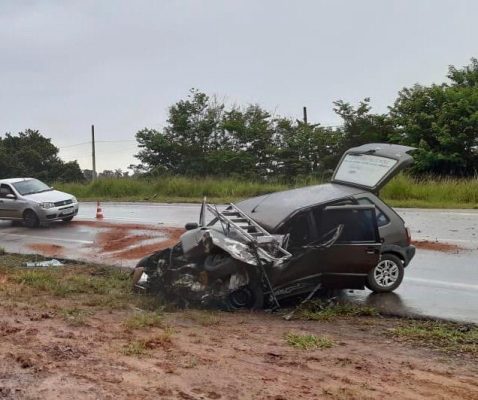 carro-bate-em-caminhao-fica-completamente-destruido-e-deixa-dois-feridos-em-itabira