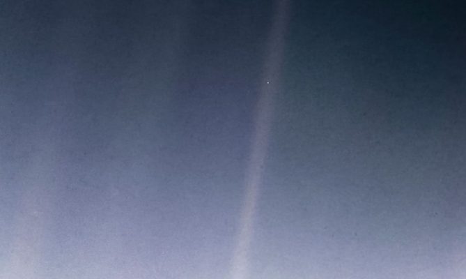 foto-historica-da-terra-palido-ponto-azul-completa-30-anos