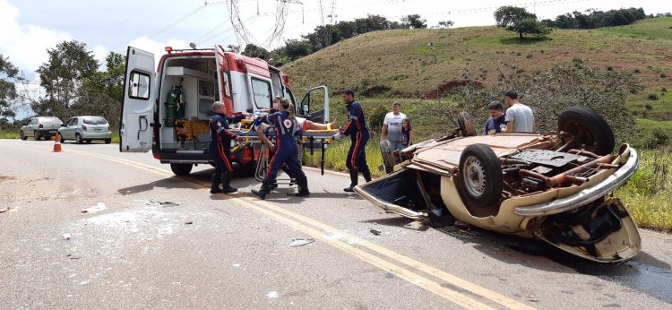 homem-capota-fusca-e-e-socorrido-em-estado-grave-na-rodovia-luiz-menezes