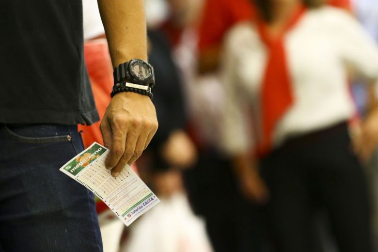 Mega-Sena acumulada sorteia hoje prêmio de R$ 200 milhões Mega-Sena acumulada sorteia hoje prêmio de R$ 200 milhões