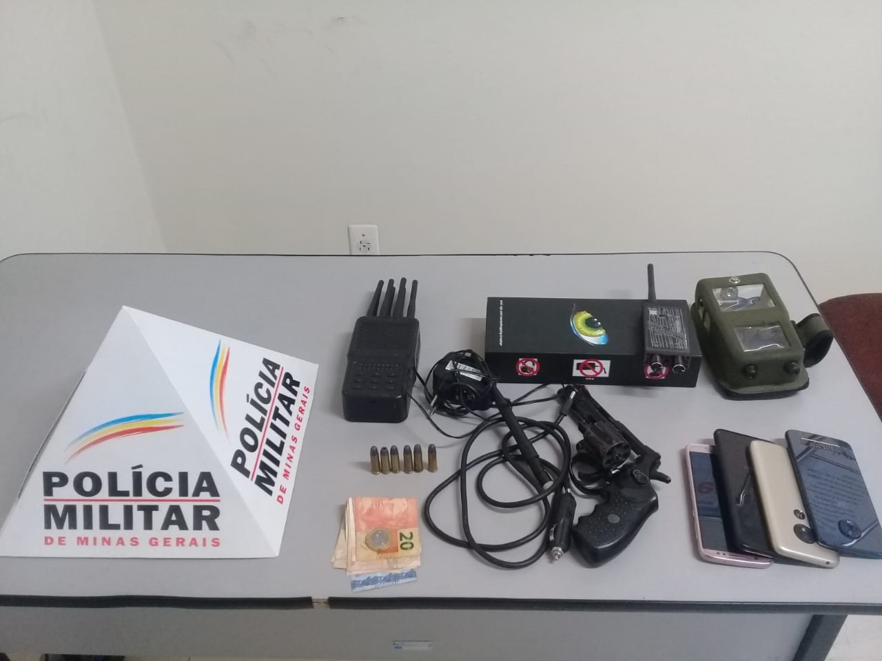 perseguicao-em-rodovia-termina-com-prisao-de-suspeitos-de-roubos-de-cargas-na-regiao (1)