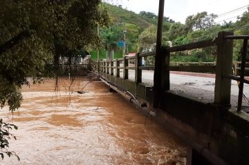 Ponte no centro de Rio Piracicaba apresenta fissura vertical e permanece interditada