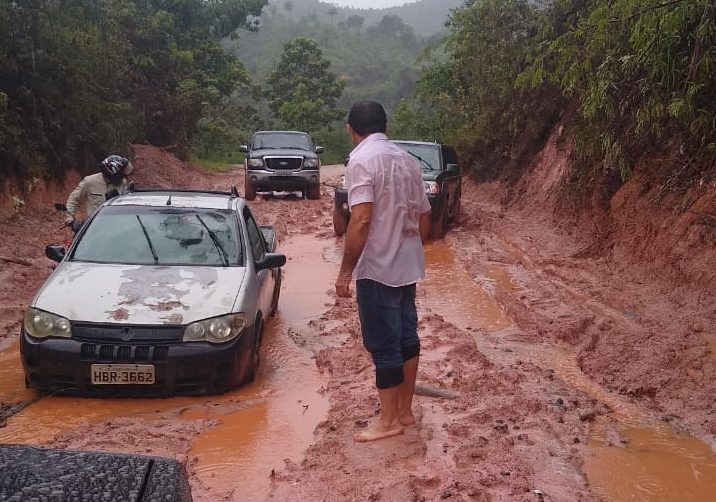 Com muito barro, motoristas ficam presos em trecho entre Senhora ...