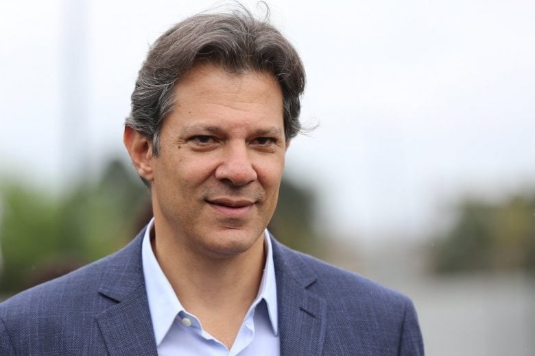 Ficou “no vácuo”: mesária se recusa a cumprimentar candidato Haddad, em São Paulo