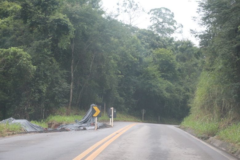 Parte da estrada do Forninho próximo a Monlevade cede devido às chuvas