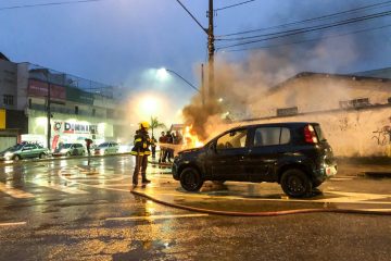 Fiat Uno pega fogo na avenida João Pinheiro, em Itabira