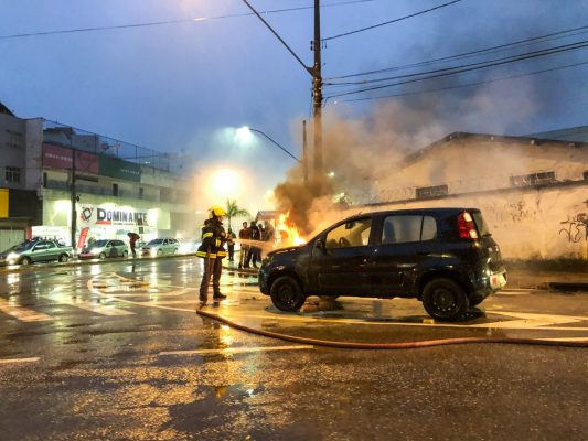 carro pega fogo