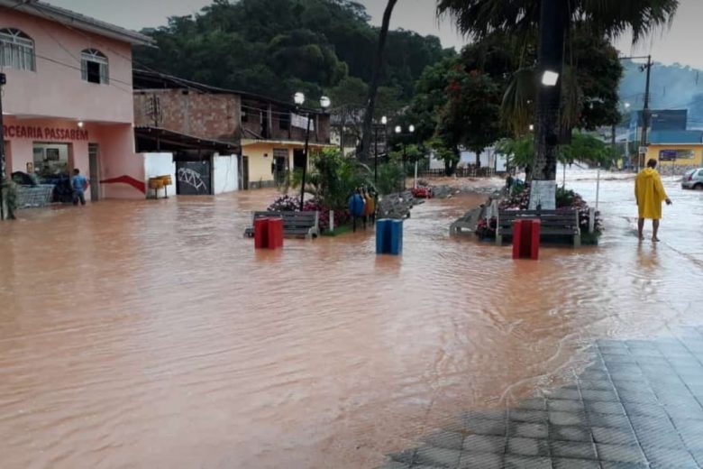 Chuvas causam alagamento e queda de pontes em Passabém