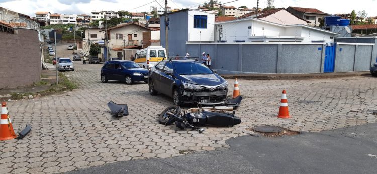 Colisão entre carro e moto deixa duas pessoas feridas em Itabira