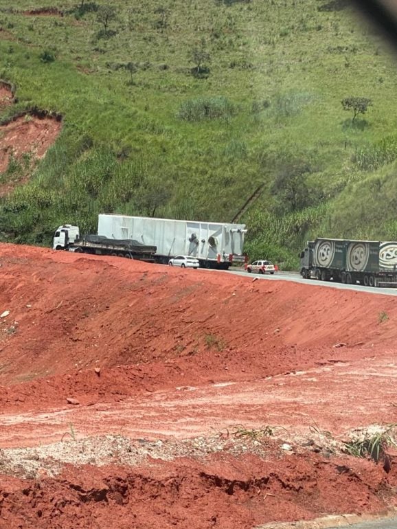 Carreta com batedores complica trânsito na BR-381