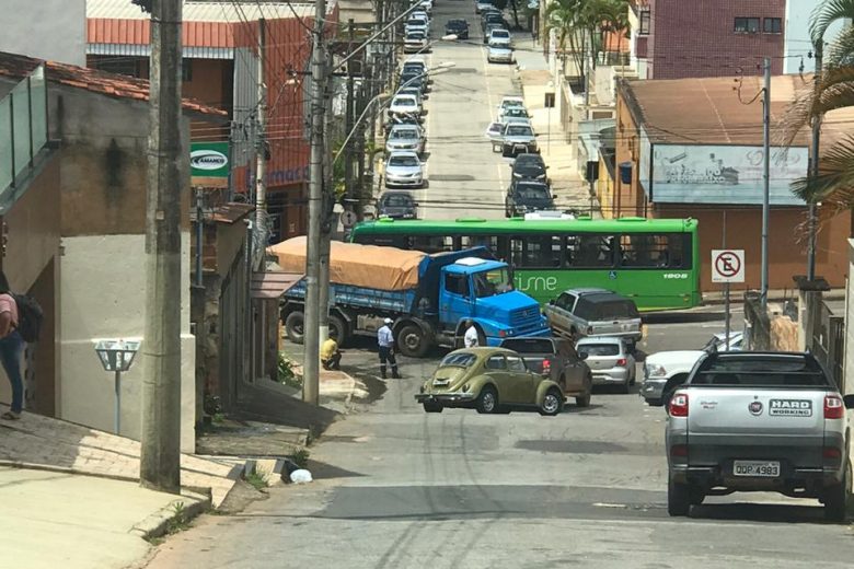 Caminhão com defeito complica o trânsito na rua Juca Machado
