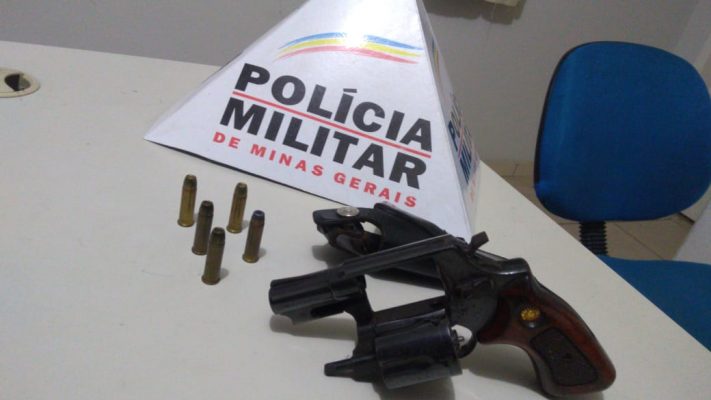 Os militares durante o patrulhamento pela rodovia MGC-120, na localidade de Santa Cruz, obtiveram informações sobre as armas