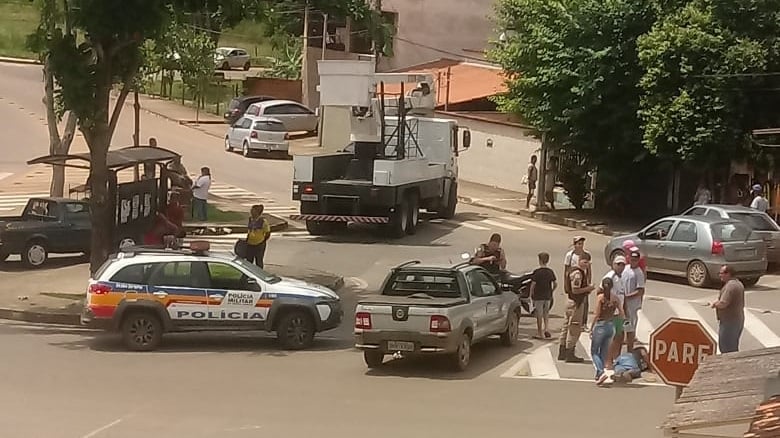 Motociclista fratura as pernas em acidente em Santa Bárbara