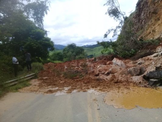 Barranco cede e interdita totalmente pista de acesso a Passabém