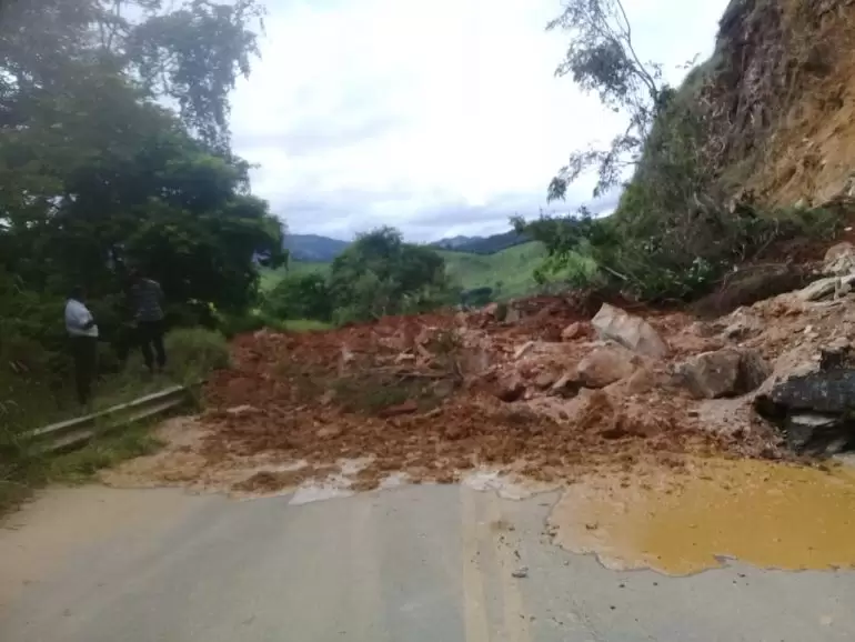 Barranco cede e interdita totalmente pista de acesso a Passabém