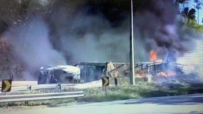 Carreta pega fogo e interdita totalmente trecho da BR-381