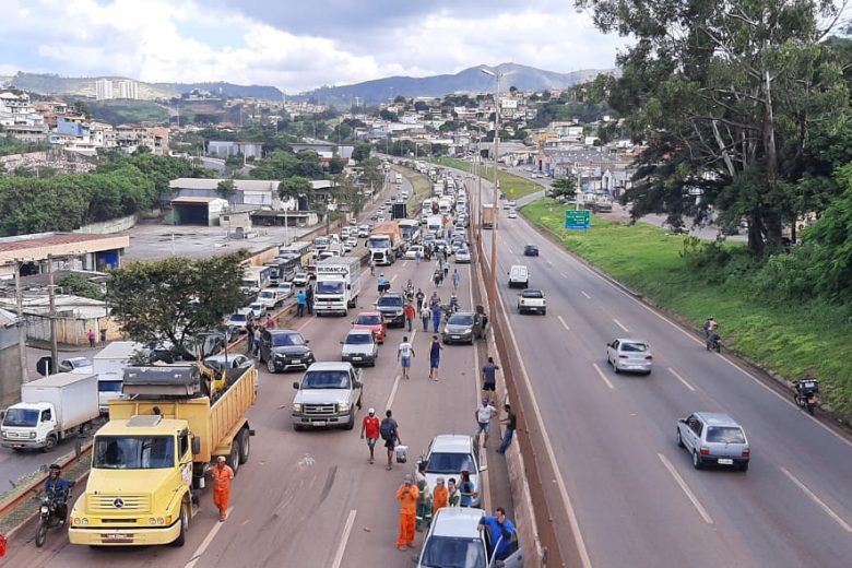 Grave acidente no Anel Rodoviário deixa pelo menos três mortos Grave acidente no Anel Rodoviário deixa pelo menos três mortos