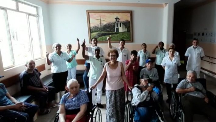 Em vídeo, idosos do Lar de Ozanam pedem para itabiranos ficarem em casa