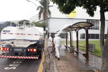 Pontos de ônibus passam por higienização em Itabira