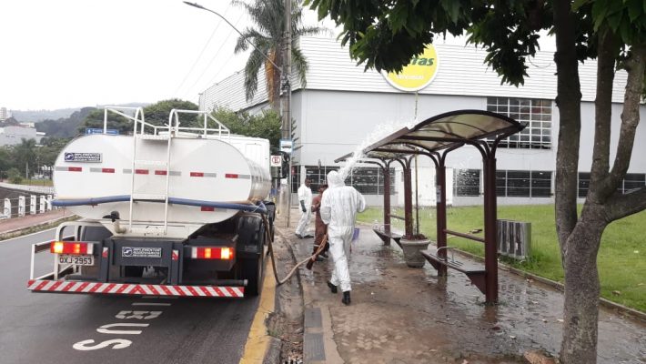 Um caminhão está passando pelos locais com maior número de aglomeração de pessoas e fazendo a desinfecção.